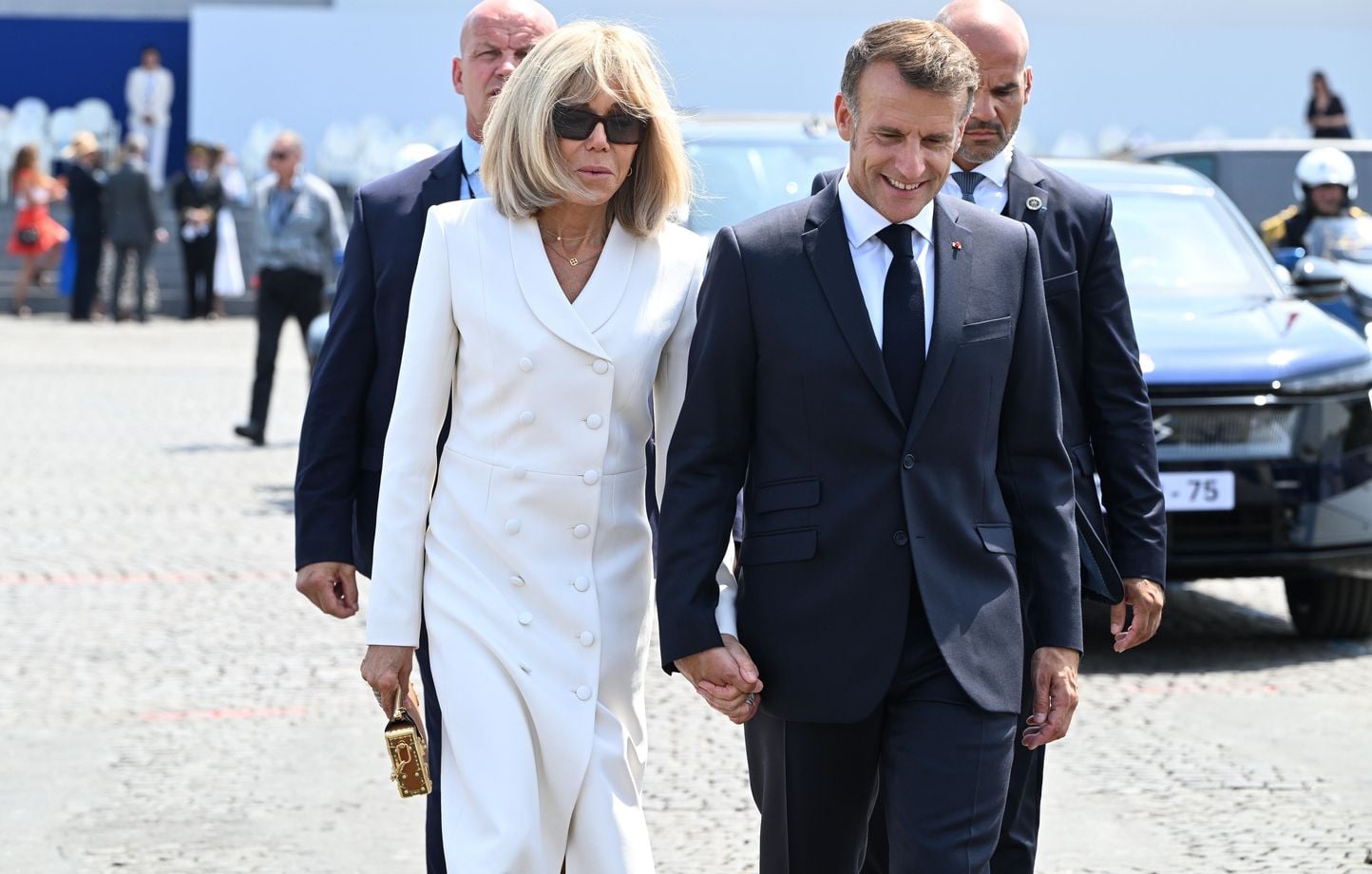 Brigitte y Emmanuel Macron vistos en la pantalla gigante levantan los gritos de la multitud Brigitte y Emmanuel Macron vistos en la pantalla gigante levantan los gritos de la multitud